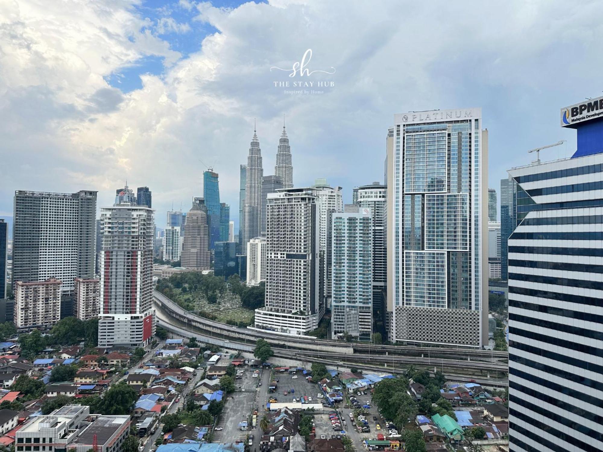 The Luxe Klcc View Sky Pool Apartment Kuala Lumpur Luaran gambar